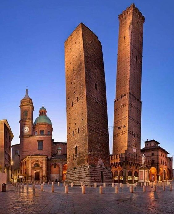 The Torre degli Asinelli and the Torre della Garisenda in Bologna: the two medieval towers that are the symbol of the city