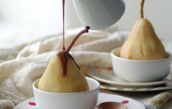 A magnificent Burgundian table: local wines, escargots, cheese and the legendary mustard of Dijon