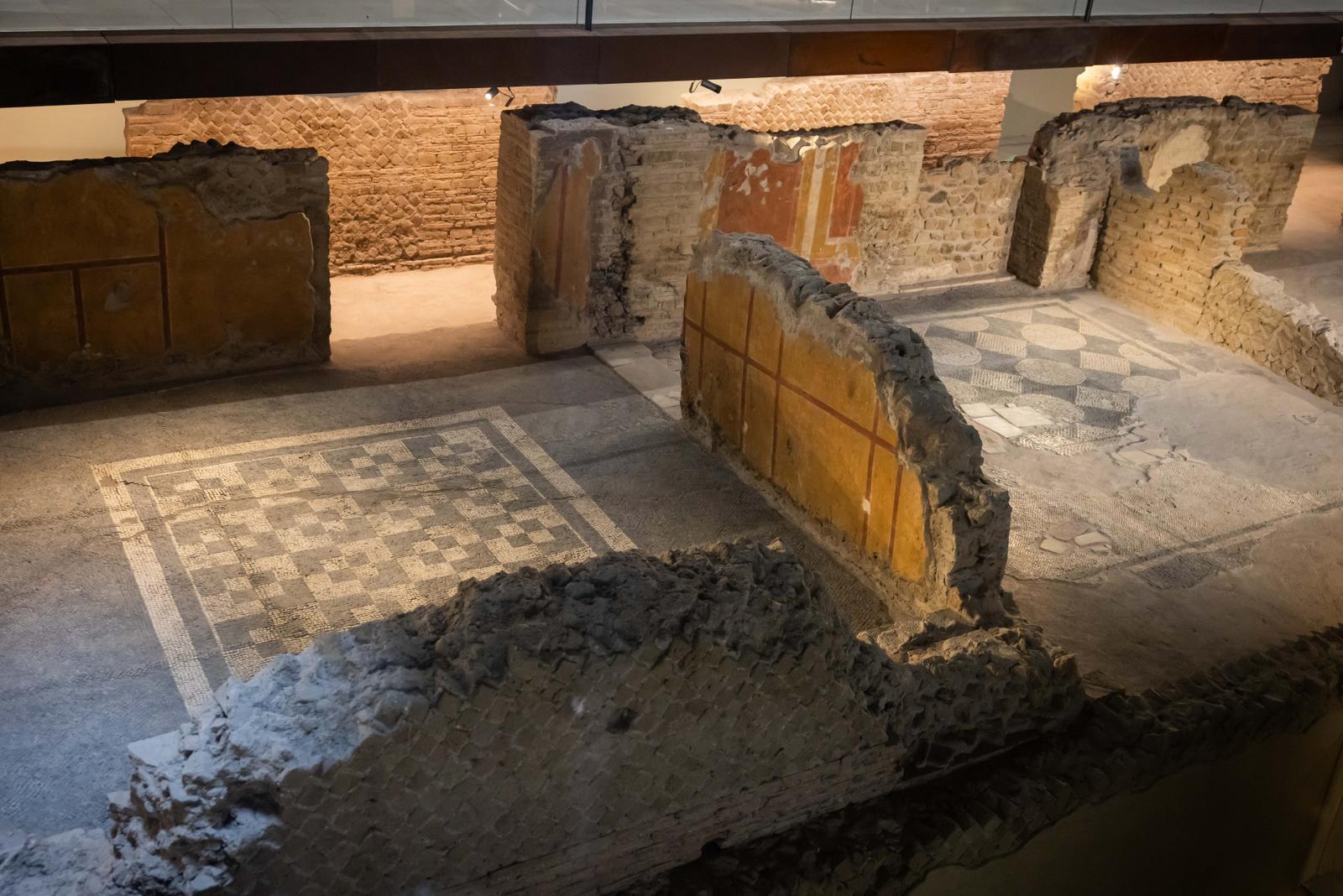 The Roman military barracks at Porta Metronia station, with the Domus del Comandante in the foreground