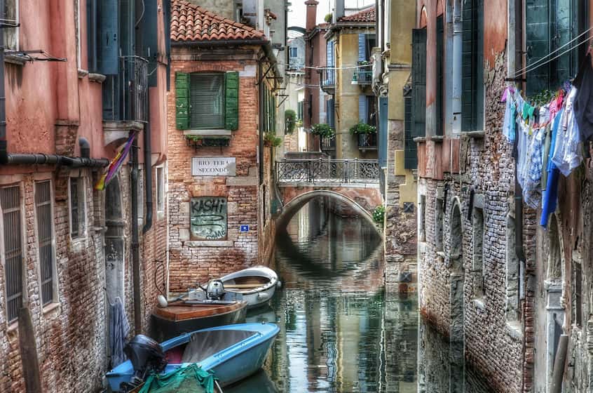 Venice canals and bridges at golden hour, practical tips for visiting on a budget