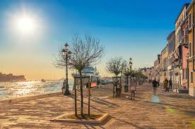 Sunset over the Venice lagoon from the Zattere promenade in Dorsoduro, a free and unforgettable experience