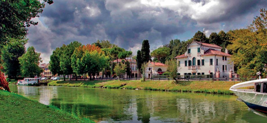 A boat cruise along the Brenta Riviera past magnificent Venetian villas