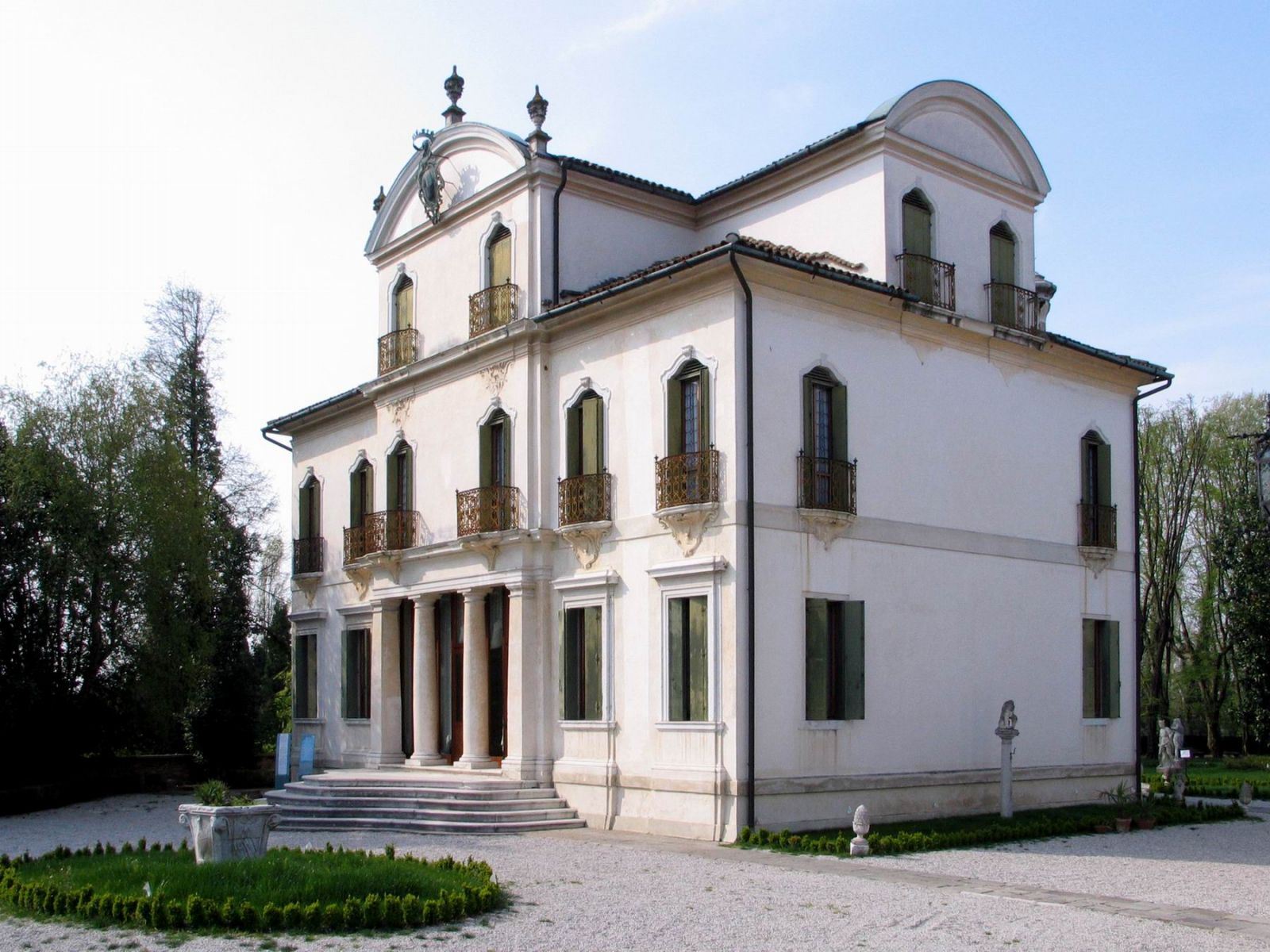 A boat cruise along the Brenta Riviera, the river of palaces between Venice and Padua