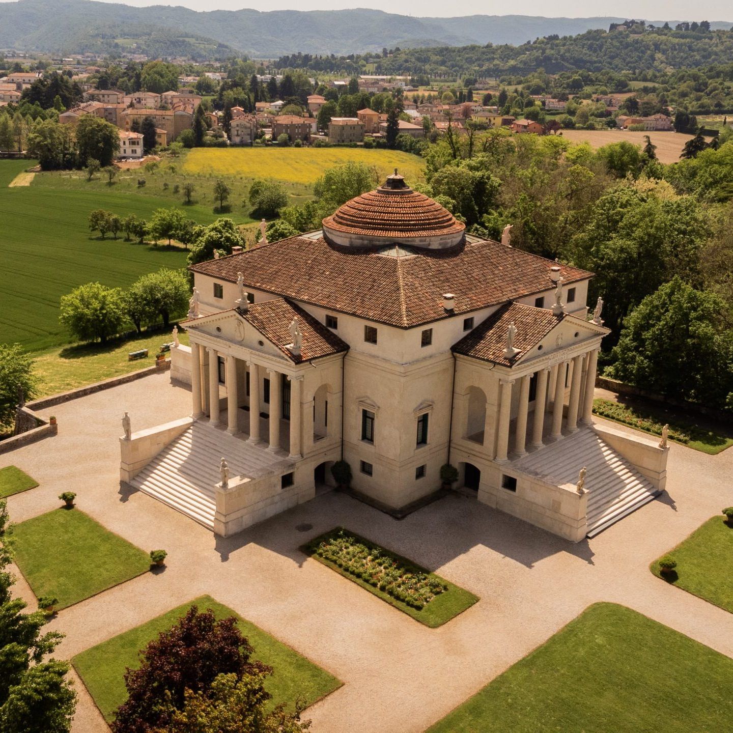 Villa Rotonda in Vicenza — Andrea Palladio's masterpiece of Renaissance architecture with four identical porticos and a central dome