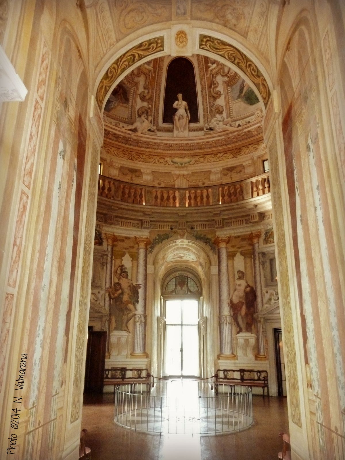 The central circular hall of Villa Rotonda, surmounted by a dome with oculus