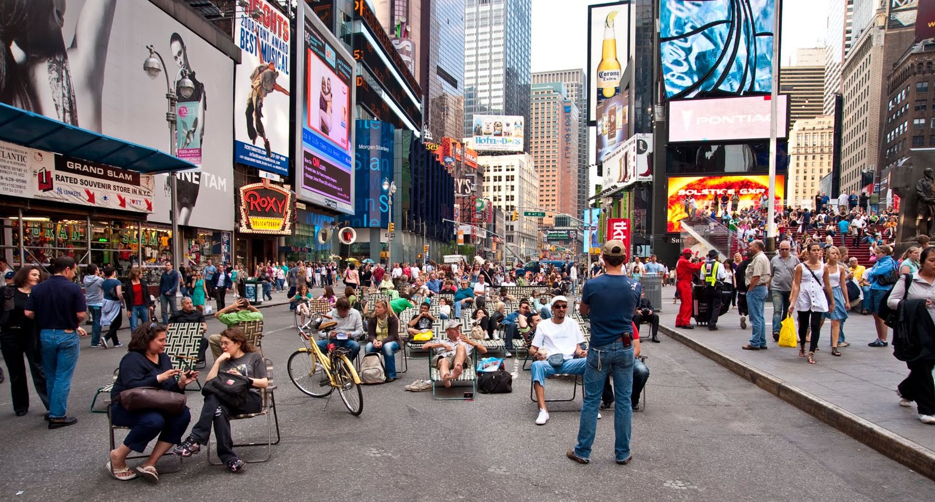 New york is really. Нью-Йорк улица Бродвей. Нью Йорк Бродвей стрит. Нью-Йорк Манхэттен Бродвей. Достопримечательности Нью Йорка Манхэттенский Бродвей.